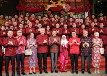 ANWAR Ibrahim (tengah) bersama isterinya, Datuk Seri Dr Wan Azizah Wan Ismail dan Menteri Pengangkutan, Anthony Loke Siew hadir ke majlis rumah terbuka Tahun Baharu Cina Gabungan Dewan Perniagaan dan Perindustrian Cina Malaysia (ACCCIM) di Wisma Chinnese Chamber, Kuala Lumpur. - UTUSAN/MUHAMAD IQBAL ROSLI 