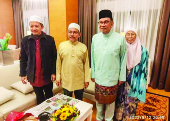 NIK Abduh Nik Abdul Aziz dan abangnya, Nik Omar bergambar 
bersama Anwar Ibrahim serta isteri, Datuk Seri Dr. Wan Azizah Wan 
Ismail di Kota Bharu, baru-baru ini .