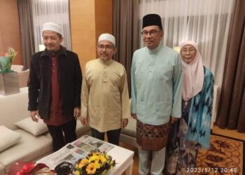GAMBAR perjumpaan antara Perdana Menteri dan dua anak Allahyarham Nik Abdul Aziz Nik Mat yang tular dalam hantaran media sosial. - FB NAJIB BAKAR