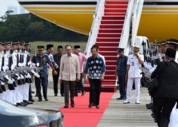 ANWAR Ibrahim menyambut keberangkatan Sultan Hassanal Bolkiah sempena Lawatan Khas ke Malaysia. - JABATAN PENERANGAN