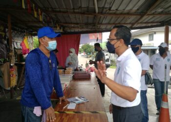 KHAIRIL Anwar Razali melakukan tinjauan di sebuah warung di Taman Mount Austin, Johor Bahru.