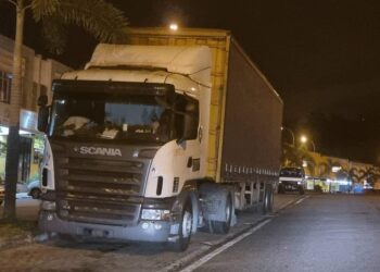KENDERAAN berat yang diparkir di tempat yang tidak disyaratkan diambil tindakan oleh JPJ di Johor Bahru, Johor.