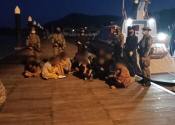 PATI yang selamat dalam kejadian bot pancung karam di perairan Teluk Ramunia, Kota Tinggi, Johor.