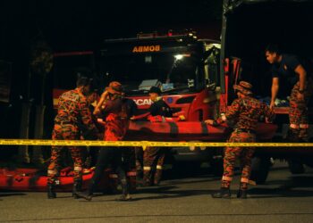 ANGGOTA bomba tiba di kolam tadahan air di Taman Arowana Indah, Seremban 2, Seremban bagi mencari Mohammad Syafiq Mustaqim yang dikhuatiri lemas selepas tergelincir ketika bermain di longkang, petang semalam.- UTUSAN/MOHD. SHAHJEHAN MAAMIN.