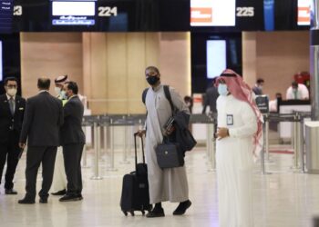 ARAB SAUDI menarik balik larangan kemasukan dari 20 negara. - AFP