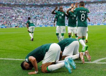 PEMAIN Arab Saudi sujud syukur selepas menewaskan Argentina 2-1 sebentar tadi. - AFP