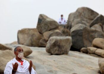 JJEMAAH haji berdoa di Jabal Rahmah atau Jabal Arafah, lokasi tumpuan berwukuf semasa menunaikan ibadat haji.-AFP