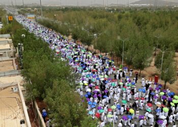 SEBAHAGIAN daripada 60,000 jemaah haji yang dibenarkan menunaikan haji tahun ini berkumpul untuk menunaikan solat Zohor di Masjid  Namira di Arafah. - AFP
