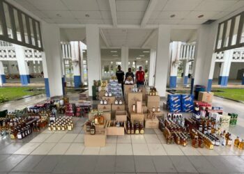 ARAK dan rokok seludup yang dirampas dalam serbuan yang membawa penahanan tiga suspek di Kluang, Johor. 