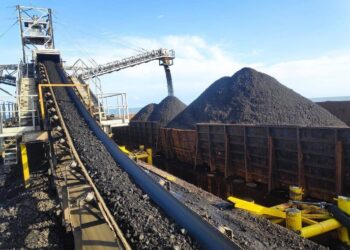 HARGA arang batu boleh mencecah sehingga AS$500 satu tan berikutan kadar permintaan dan bekalan yang tidak selari. – GAMBAR HIASAN/AGENSI
