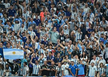 PENYOKONG Argentina memberi sokongan padu kepada pasukan mereka untuk menaikkan semangat memburu Piala Dunia 2022.
