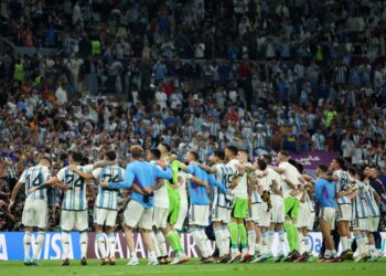 PEMAIN Argentina meraikan kejayaan mara ke final Piala Dunia 2022 selepas menumpaskan Croatia 3-0.