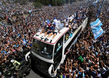 LAUTAN manusia memenuhi pusat bandar Buenos Aires meraikan wira-wira Piala Dunia Argentina. - AFP