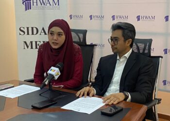 AUNI Nazmi (kiri) bersama peguam yang mewakilinya, Wan Azmir ketika sidang media khas di pejabat HWAM, Menara Dato' Onn, Kuala Lumpur. - UTUSAN/ARIF AIMAN ASROL