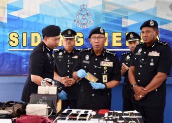 ARJUNAIDI Mohamed (tengah) menunjukkan barangan yang dirampas polis daripada suspek kes pembunuhan di Taman Anika Baru, Sungai Udang, Klang, Selangor.