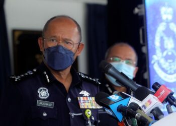 ARJUNAIDI Mohamed bercakap pada sidang akhbar berkenaan tangkapan kes bunuh melibatkan seorang lelaki Cina di Bukit Tinggi, Klang di IPD Sepang, Selangor. - FOTO/FAISOL MUSTAFA