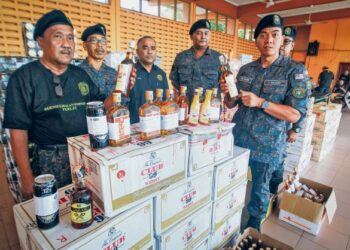 JENAMA minuman keras menyamai nama orang Melayu menimbulkan persepsi ada agenda tersirat untuk menormalisasi budaya minum arak dalam kalangan masyarakat Islam. – GAMBAR HIASAN