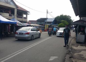 BEBERAPA gerai yang beroperasi di tepi jalan yang sempit dikatakan menjadi punca sering berlaku kesesakan di hadapan Arked Tanjung Dawai, Merbok, Sungai Petani, Kedah. - UTUSAN/OTHMAN YAHAYA