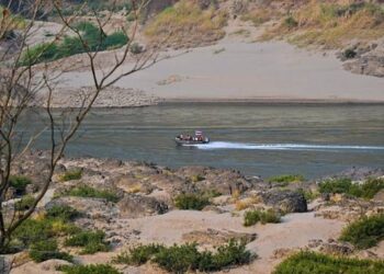 KIRA-KIRA 3,000 penduduk etnik Karen menyeberangi Sungai Salween untuk masuk ke Thailand bagi melarikan diri dari tentera Myanmar. - AFP