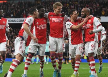 PEMAIN Arsenal meraikan gol Alexandre Lacazette ketika menentang Leicester dalam aksi Liga Perdana semalam. - AFP