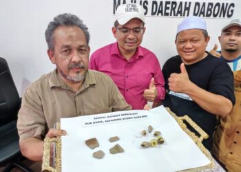 MOKHTAR Saidin (kiri) menunjukkan penemuan artifak ditemukan di Gua Keris, Dabong, Kuala Krai, Kelantan. UTUSAN/ROSMIZAN RESDI