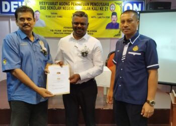 J. Arul Kumar (tengah) menerima memorandum Sekretariat Industri Bas Sekolah Malaysia daripada Mohd. Rofik Mohd. Yusoff (kiri) sambil disaksikan oleh Timbalan Pengarah Jabatan Pengangkutan Jalan Negeri Sembilan, Sairin Dula selepas Majlis Perasmian Mesyuarat Agung Persatuan Pengusaha Bas Sekolah Negeri Sembilan Kali Ke-21 di Seremban hari ini.-UTUSAN/NAZARUDIN SHAHARI.