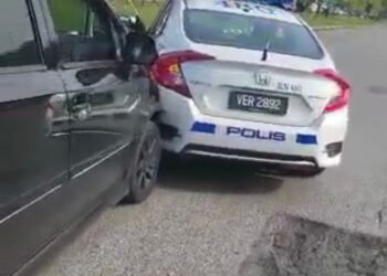 TANGKAP layar memaparkan MPV membawa PATI bergesel dengan kenderaan polis selepas dikejar dalam kejadian di Gua Musang, Kelantan, semalam. -  MEDIA SOSIAL