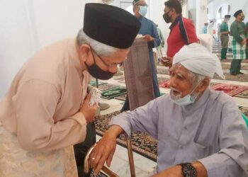 Ahmad Zakiyuddin Abdul Rahman (kiri) menyantuni Syeikh Abdullah Bukhari dalam pertemuan tahun lalu.