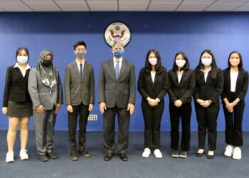 Brian McFeeters (tengah) bersama parfa pelajar dari Sarawak dan seorang mentor yang terpilih menyertai Program Kepimpinan Belia Asia Tenggara (SEAYLP) di Northern Illinois University (NIU) di DeKalb, Illinois.