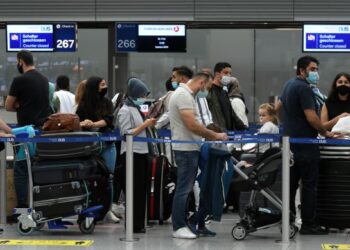 Kelonggaran tempoh kuarantin dikatakan boleh meningkatkan kembali industri penerbangan antarabangsa. - AFP