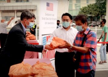 BRIAN MacFeeters menyampaikan sumbangan kepada makanan kepada mereka yang memerlukan pada program di Kuala Lumpur baru-baru ini.