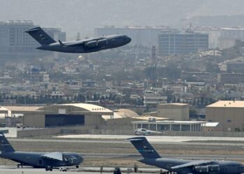 PESAWAT yang membawa anggota tentera Amerika Syarikat (AS) berlepas dari lapangan terbang Kabul semalam. AS secara rasmi menamatkan pendudukannya di Afghanistan menjelang tengah malam tadi dan Taliban kini mengisytiharkan negara itu kembali merdeka dari penjajahan barat. - AFP
