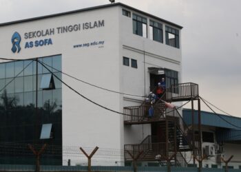 Sebahagian daripada 38 pelajar Sekolah Tinggi Islam As Sofa (STIAS) Senawang yang telah disahkan positif Covid-19 dilihat membawa bersama barangan peribadi mereka sebelum menaiki sebuah bas Jabatan Kesihatan Negeri, Negeri Sembilan untuk dibawa ke pusat kuarantin.-UTUSAN/BADRUL HAFIZAN MAT ISA.