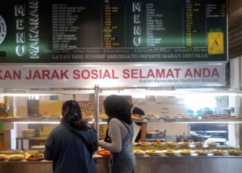 PAPAN tanda harga restoran Asam Pedas Selera Kampung di Banda Hilir, Melaka terpaksa diubah selepas berlaku kenaikan barang asas dan mentah. - UTUSAN/MUHAMMAD SHAHIZAM TAZALI