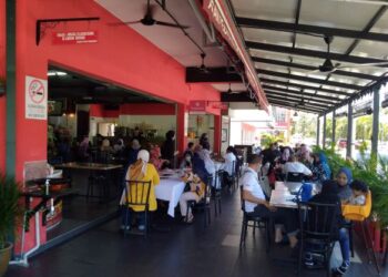 Restoran Asam Pedas Pak Man di Ayer Keroh, Melaka yang dikunjungi pelanggan pada hari pertama rentas negeri dibenarkan, semalam. – UTUSAN/MUHAMMAD SHAHIZAM TAZALI