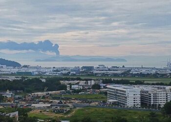 KEPULAN asap dapat dilihat di Perai, Pulau Pinang akibat kebakaran sebuah kilang pembuatan plastik awal pagi tadi yang menjadi tular di dalam media sosial. - GAMBAR MEDIA SOSIAL