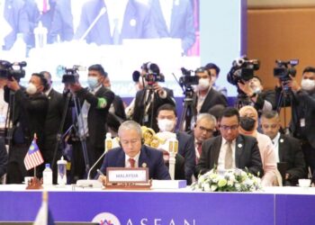 AZHAR Azizan Harun ketika mesyuarat pada Sidang Kemuncak ASEAN di Phnom Penh, Kemboja. - GAMBAR IHSAN WISMA PUTRA