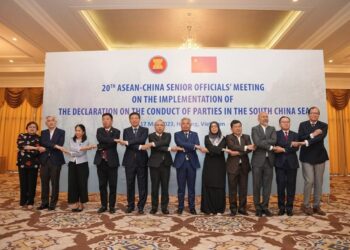 AMRAN Mohamed Zin (enam dari kanan) bergambar pada Mesyuarat Pegawai Kanan ASEAN-China mengenai DOC Laut China Selatan di Ha Long, Vietnam. - GAMBAR IHSAN WISMA PUTRA