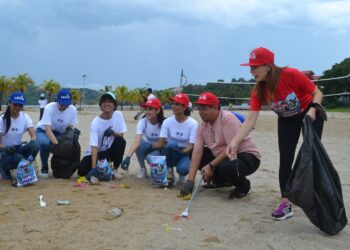 ISKANDAR Mirza Mohd. Yusof (dua dari kanan) menyertai Program Ocean’us Sustainable Ecotourisme CSR Beach Cleanup sempena Hari Lautan Sedunia di Port Dickson, Negeri Sembilan, hari ini.-UTUSAN/ZAKKINA WATI AHMAD TARMIZI