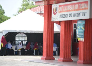 SEBAHAGIAN pelajar yang dibawa ke Hospital Jitra, Kedah, selepas berlaku tumpahan bahan kimia dipercayai asid sulfurik di sekolah itu, hari ini.