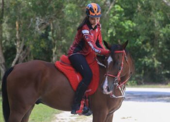 AZIZATUL Asma Abdullah meneruskan rutin latihan bersama kuda kesayangannya, Mora Franka walaupun tiada sebarang kejohanan berikutan pandemik Covid-19. -UTUSAN/PUQTRA HAIRRY ROSLI
