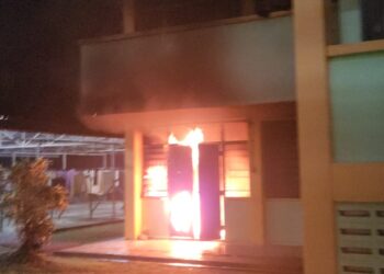 KEBAKARAN melibatkan bahagian bilik menggosok pakaian di asrama lelaki Sekolah Menengah Agama Persekutuan Labu, Nilai, Seremban, Negeri Sembian. - IHSAN BOMBA