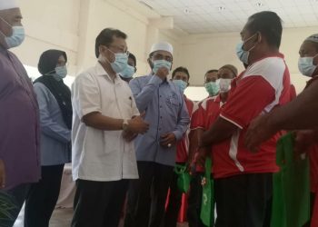 CHE Abdullah Mat Nawi (dua kiri) berbual dengan peserta penempatan asnaf Desa Shah Alam, Kampung Jenarah, Pasir Puteh, Kelantan, semalam.