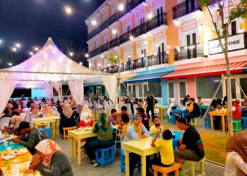 MUHAMMAD SHAFIQ JAMURI

KELUARGA asnaf boleh menikmati juadah bufet berbuka puasa secara percuma di Selat Avenue, Banda Hilir, Melaka. - UTUSAN/DIYANATUL ATIQAH ZAKARYA