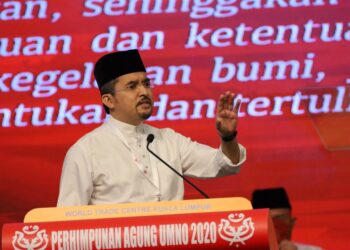 ASYRAF Wajdi Dusuki menyampaikan  ucapan dasar pada Perhimpunan Agung Pemuda UMNO 2020 di PWTC, Kuala Lumpur,  hari ini.