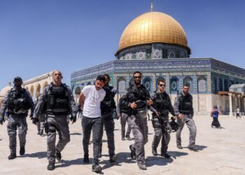 TENTERA Israel menahan pemuda Palestin di hadapan Kubah Al-Sakhrah, Baitulmuqaddis. -AFP