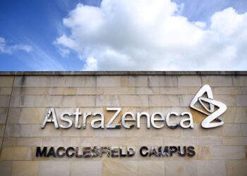 ASTRAZENECA menarik balik vaksinnya di seluruh dunia. -AFP