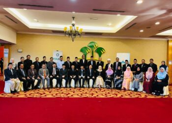 SALIM Soib (lapan kanan/ duduk) dan Ahmad Shahir Makhtar (enam kiri) bersama jemputan yang menghadiri perbincangan berkaitan keperluan undang-undang bagi menjelaskan kedudukan ajaran Ahli Sunnah Wal Jamaah di Shah Alam, Selangor, hari ini.