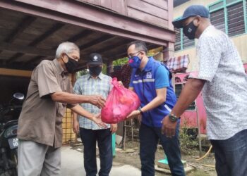 ASYRAF Wajdi Dusuki  (dua dari kanan) menyampaikan sumbangan kepada penduduk terjejas banjir di Kampung Tersusun Batu 6 1/2, Matang Pasir di Alor Pongsu dekat Bagan Serai, Perak, hari ini. - UTUSAN/WAT KAMAL ABAS
