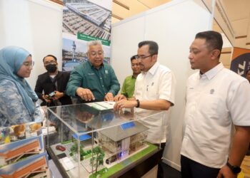 ASYRAF Wajdi Dusuki melawat pameran selepas merasmikan Program Pembangunan Usahawan Teknikal Solar di Putrajaya. - UTUSAN/FAISOL MUSTAFA
